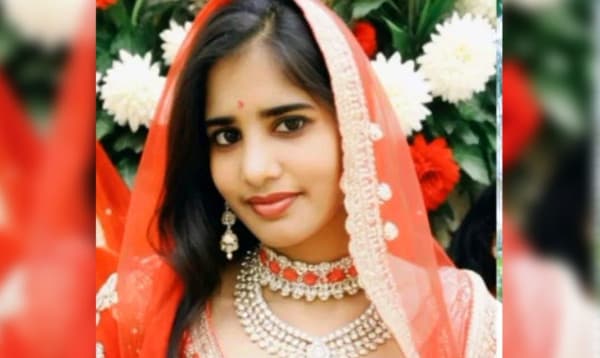 নড়াইলে বাড়ির সামনে ঝোপে মিলল গৃহবধূর লাশ, স্বামী পলাতক