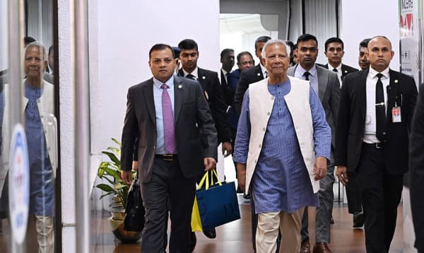 ৪ দিনের যুক্তরাজ্য সফর শেষে দেশে ফিরলেন প্রধান উপদেষ্টা
