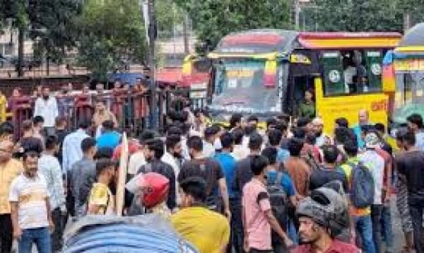 UIU students block capital's Natun Bazar intersection