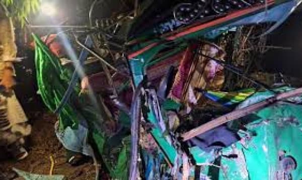 BD road crash killed 4 in two districts