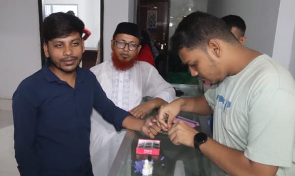 গোপালগঞ্জে জামায়াতের উদ্যোগে ফ্রি চক্ষু চিকিৎসা সেবা ও রক্তের গ্রুপ নির্ণয় ক্যাম্প