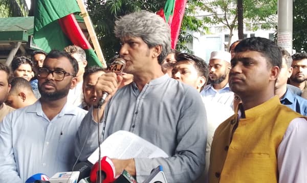চাকরি ও ভিসা সমস্যার সমাধানে মেরিনারদের মানববন্ধন অনুষ্ঠিত