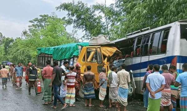 পাবনায় বাস-ট্রাকের মুখোমুখি সংঘর্ষে নিহত ৩, আহত ১০