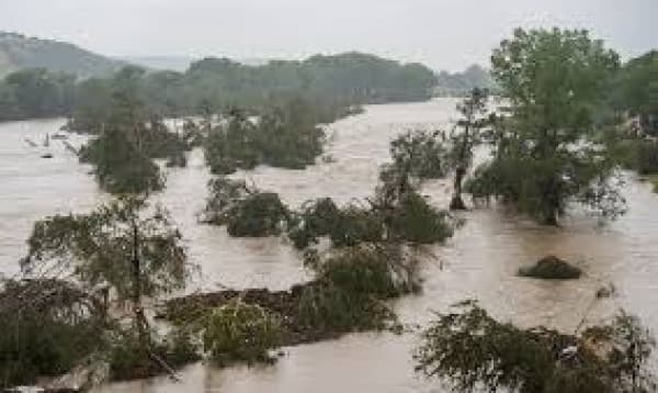 Texas floods kill 24 people & leave many missing