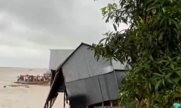 প্রবল স্রোতে পদ্মা সেতু কনস্ট্রাকশন ইয়ার্ড রক্ষা বাঁধে ধস
