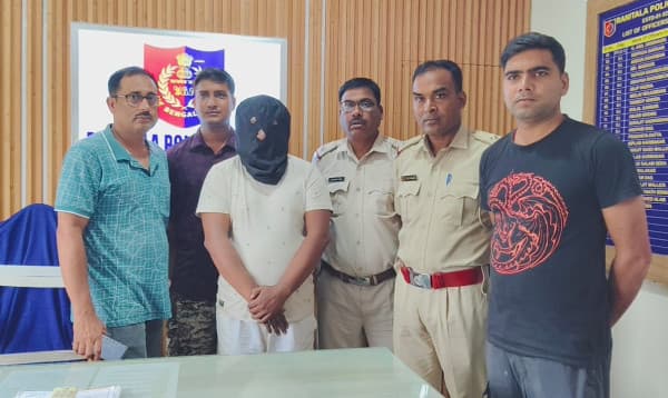 রাতের অন্ধকারে সীমান্ত পেরিয়ে ভারতে গ্রেপ্তার আওয়ামী লীগ নেতা