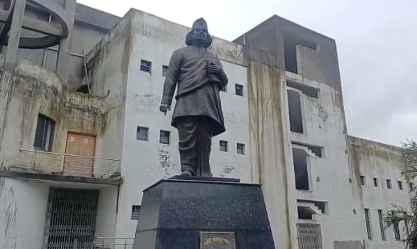 ভারতে জন্মস্থান থেকে সরিয়ে নেওয়া হচ্ছে কবি কাজী নজরুলের ব্যবহৃত সামগ্রী