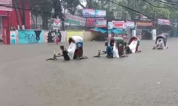 ফেনী শহর থেকে পানি  কমতে শুরু করেছে
