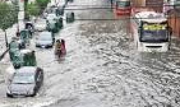 Heavy rain floods Dhaka roads, triggers traffic and road blocks