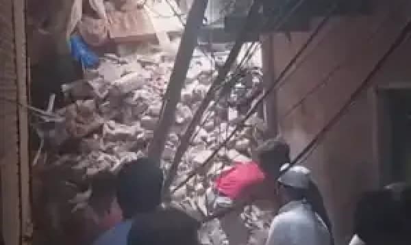 দিল্লিতে ৪-তলা ভবন ধস, ভেতরে বহু মানুষের আটকা পড়ার আশঙ্কা