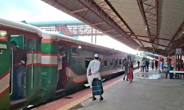 কুমিল্লায় যাত্রী রেখে চলে গেল ট্রেন, স্টেশন মাস্টারসহ বরখাস্ত ৪