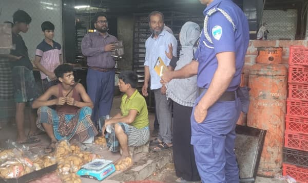 কুমিল্লায় বেকারিপণ্যে নিষিদ্ধ হাইড্রোজ ও রঙ ব্যবহার, জরিমানা ৬০ হাজার