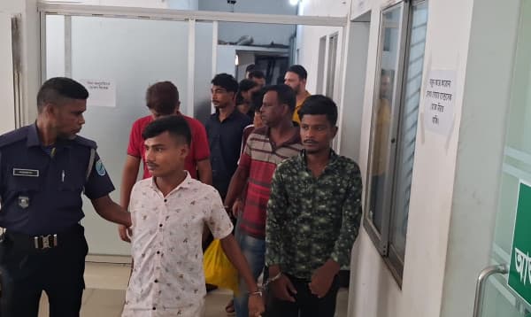 গত ২৪ ঘন্টায় পুলিশের অভিযানে সাভারে ১৯ চাদাঁবাজ গ্রেপ্তার