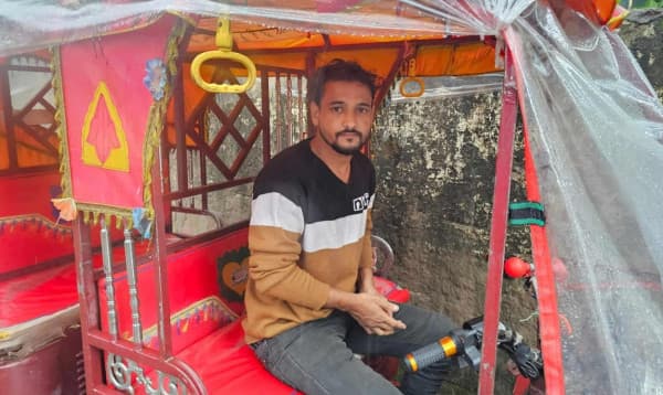 কুড়িয়ে পাওয়া ১৫ লাখ টাকা মালিককে ফেরত দিলেন অটোরিকশাচালক
