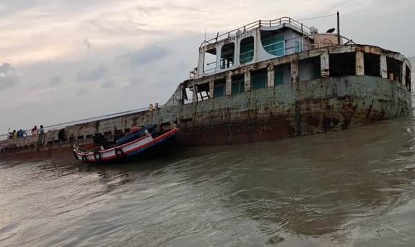 ফের ভারতের নদীতে ডুবল বাংলাদেশি কার্গো জাহাজ