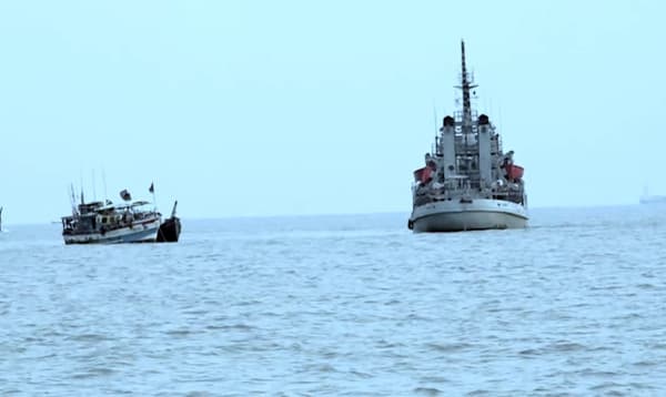 বাংলাদেশের জলসীমায় মাছ ধরতে এসে শ্রীলঙ্কার ট্রলারসহ ৬ জেলে আটক