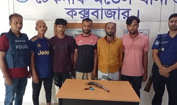 টেকনাফে অপহরণ চক্রের ৫ সদস্য অস্ত্রসহ গ্রেপ্তার