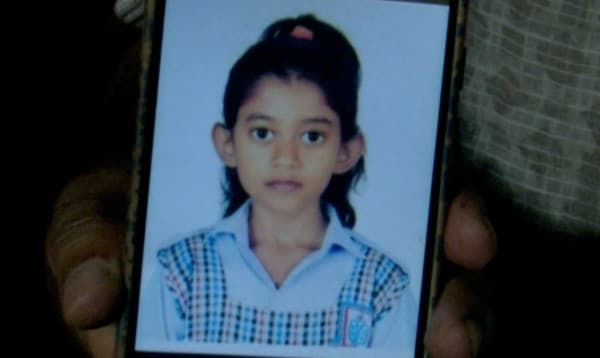 মাইলস্টোন ট্র্যাজেডি; তৃতীয় শ্রেনীর রাইসা মনিকে খুঁজছে তার মা-বাবা