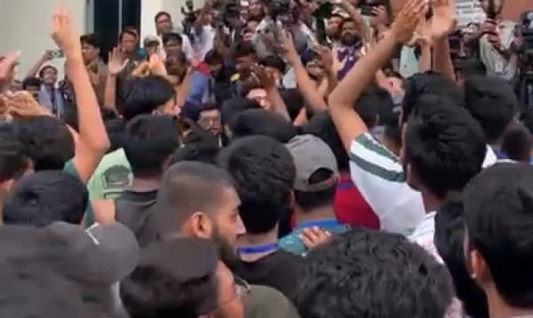 মাইলস্টোন স্কুলে শিক্ষার্থীদের তোপের মুখে আইন ও শিক্ষা উপদেষ্টা
