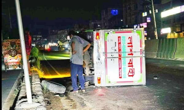 গাজীপুরে উল্টে যায় মাইলস্টোনের নিহত শিক্ষার্থী বহনকারী ফ্রিজার ভ্যান