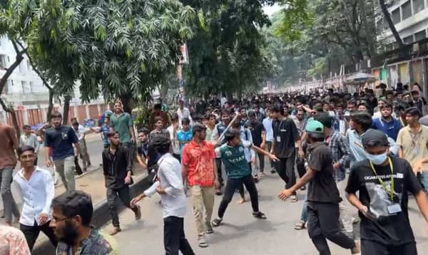 সচিবালয়ে ঢুকে পড়া শিক্ষার্থীদের বের করে দিল আইনশৃঙ্খলা বাহিনী