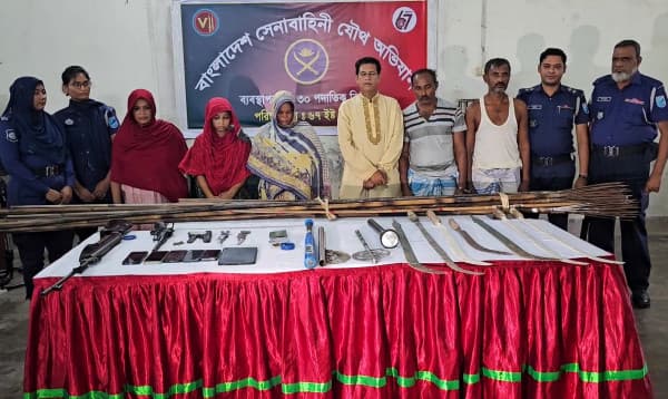 মাদারীপুরে যৌথবাহিনীর অভিযানে অবৈধ অস্ত্র উদ্ধার, আটক ৬