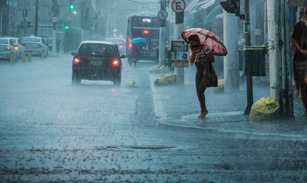 ৩ বিভাগে ভারী থেকে অতি ভারী বৃষ্টির আভাস, পাহাড় ধসের সতর্কতা