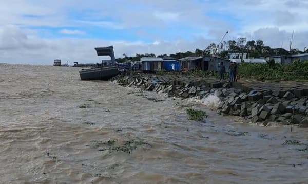 জোয়ারের পানিতে তলিয়েছে দক্ষিণাঞ্চলের একাধিক এলাকা, পানিবন্দি হাজারো পরিবার