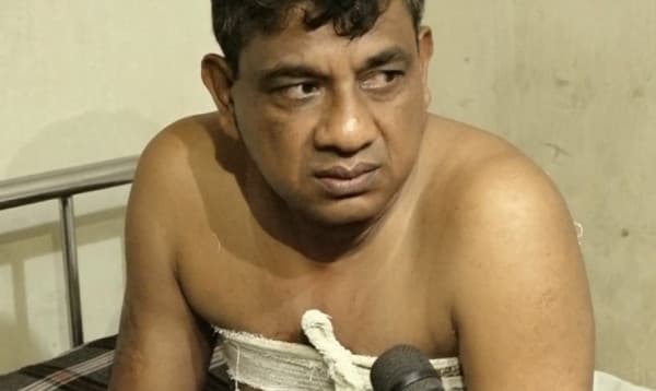 আওয়ামী লীগ নেতাকে ধরতে আসা এসআইকে বটি দিয়ে কোপ, আটক ২