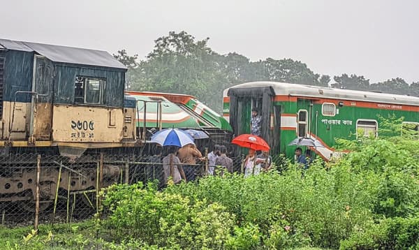 লালমনিরহাটে রেল স্টেশনে দুই ট্রেনের সংঘর্ষ, উল্টে গেছে ২ বগি