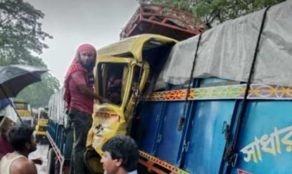 নাটোরে টোলপ্লাজায় দাঁড়িয়ে থাকা ট্রাকে আরেক ট্রাকের ধাক্কা, নিহত ১