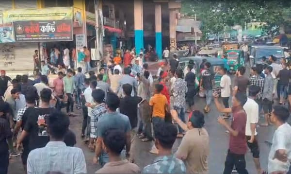 কুমিল্লায় ক্রীড়া উপদেষ্টা আসিফের সমর্থকদের ওপর হামলা, ধাওয়া-পাল্টা ধাওয়া