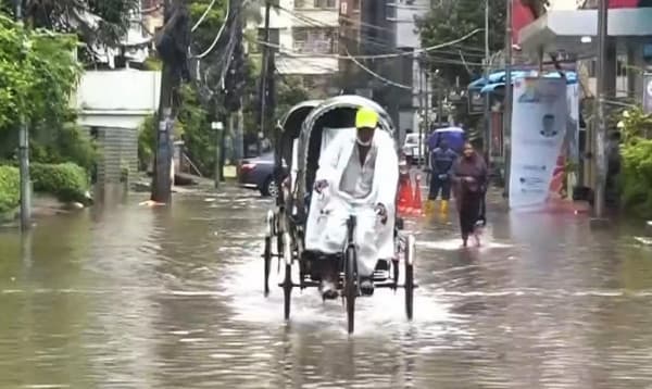 ভারী বর্ষণে ভাসছে চট্টগ্রাম, ভূমিধসের আশঙ্কা