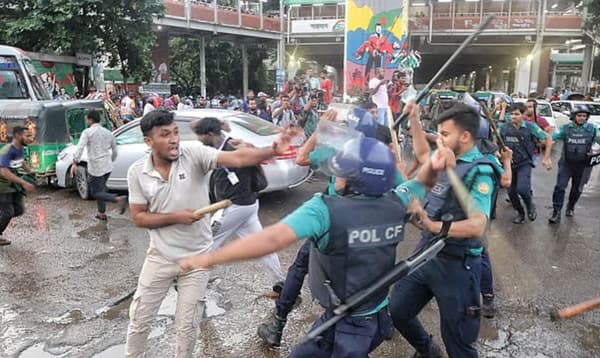 শাহবাগে ‘জুলাই যোদ্ধা’দের দুই গ্রুপের সংঘর্ষ, পুলিশের লাঠিচার্জে পরিস্থিতি শান্ত
