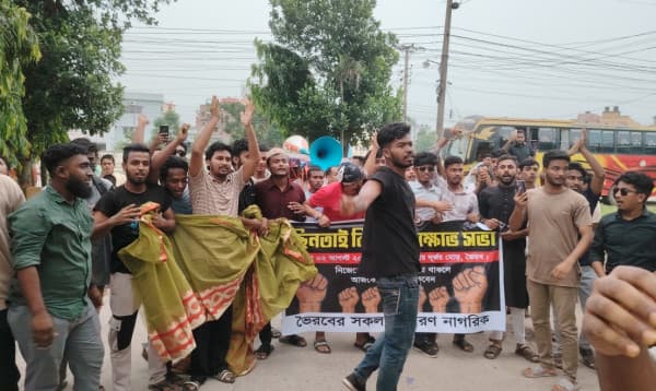 ভৈরবে ছিনতাইয়ের প্রতিবাদে থানায় শাড়ি-চুড়ি নিয়ে ২ দিনের আল্টিমেটাম