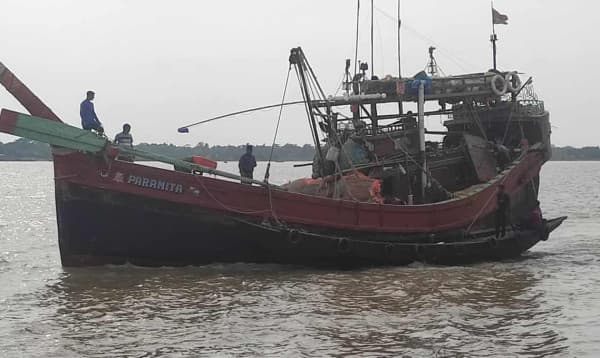 বঙ্গোপসাগরে অবৈধ অনুপ্রবেশ, ট্রলারসহ ১৪ ভারতীয় জেলে আটক