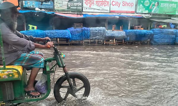 রাজধানীতে রাতভর ভারী বর্ষণ, আজ ৮ বিভাগেই বৃষ্টির পূর্বাভাস