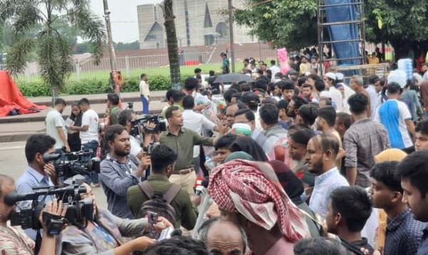 জুলাই ঘোষণাপত্র পাঠ: মানিক মিয়া অ্যাভিনিউয়ে মানুষের ঢল