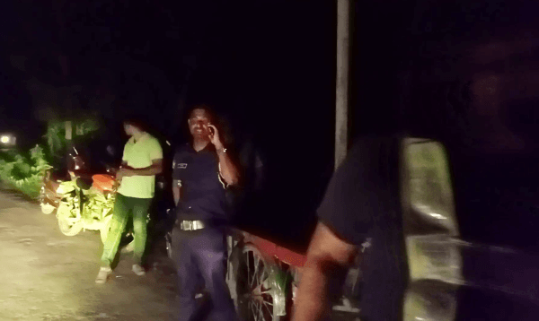 মেহেরপুরে সড়ক অবরোধ করে ককটেল ফাটিয়ে ডাকাতি