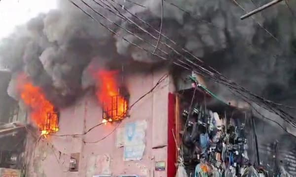 নরসিংদীতে সোনার বাংলা সমবায় মার্কেটে আগুন, ৭ দোকান পুড়ে ছাই