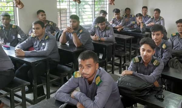 বিমান দুর্ঘটনার আতঙ্ক কাটিয়ে মাইলস্টোন কলেজে পাঠদান শুরু