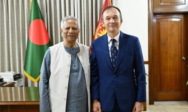 জুলাই গণঅভ্যুত্থান নিয়ে নিজের লেখা গান উপহার দিলেন ডাচ দূত