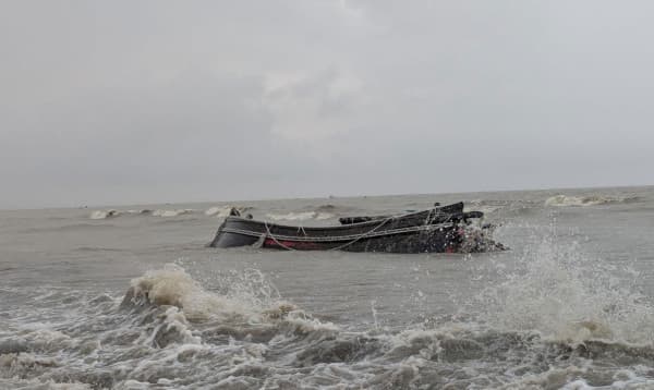 কুয়াকাটা সৈকতে ভেসে এলো ডুবে যাওয়া ট্রলারসহ এক জেলের লাশ