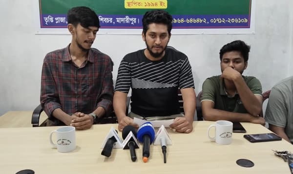 সংবাদ সম্মেলন করে মাদারীপুরের শিবচরে এনসিপির ৪ নেতার পদত্যাগ