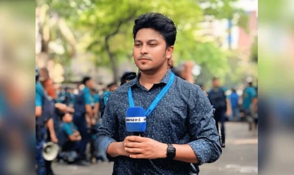 ঢাকায় লাইভ চলাকালীন সাংবাদিকের মোবাইল নিয়ে ছিনতাইকারীর দৌড়