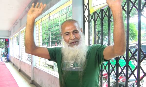 বগুড়ায় দুদকের শুনানি চলাকালে জুতা নিক্ষেপ করলেন বৃদ্ধ