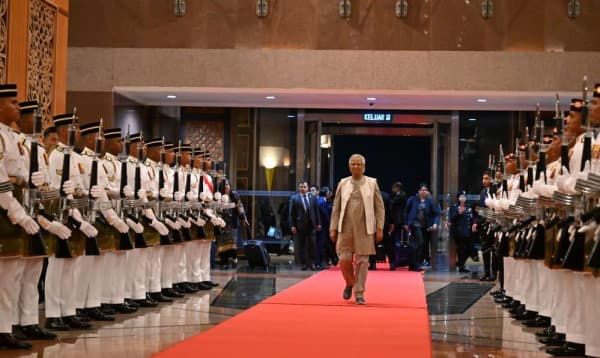 অধ্যাপক ইউনূসকে লাল গালিচা সংবর্ধনা দিল মালয়েশিয়া