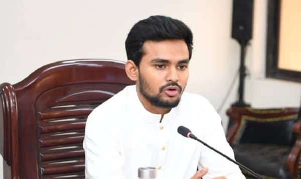 ভোরে নীলা মার্কেটে হাঁসের মাংস খেতে যান আসিফ মাহমুদ