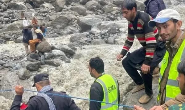 পাকিস্তানে মেঘ-ভাঙা বৃষ্টিতে নিহত ২০০
