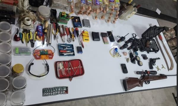 রাজশাহীতে কোচিং সেন্টার থেকে অস্ত্র ও বিস্ফোরক তৈরির সরঞ্জাম উদ্ধার